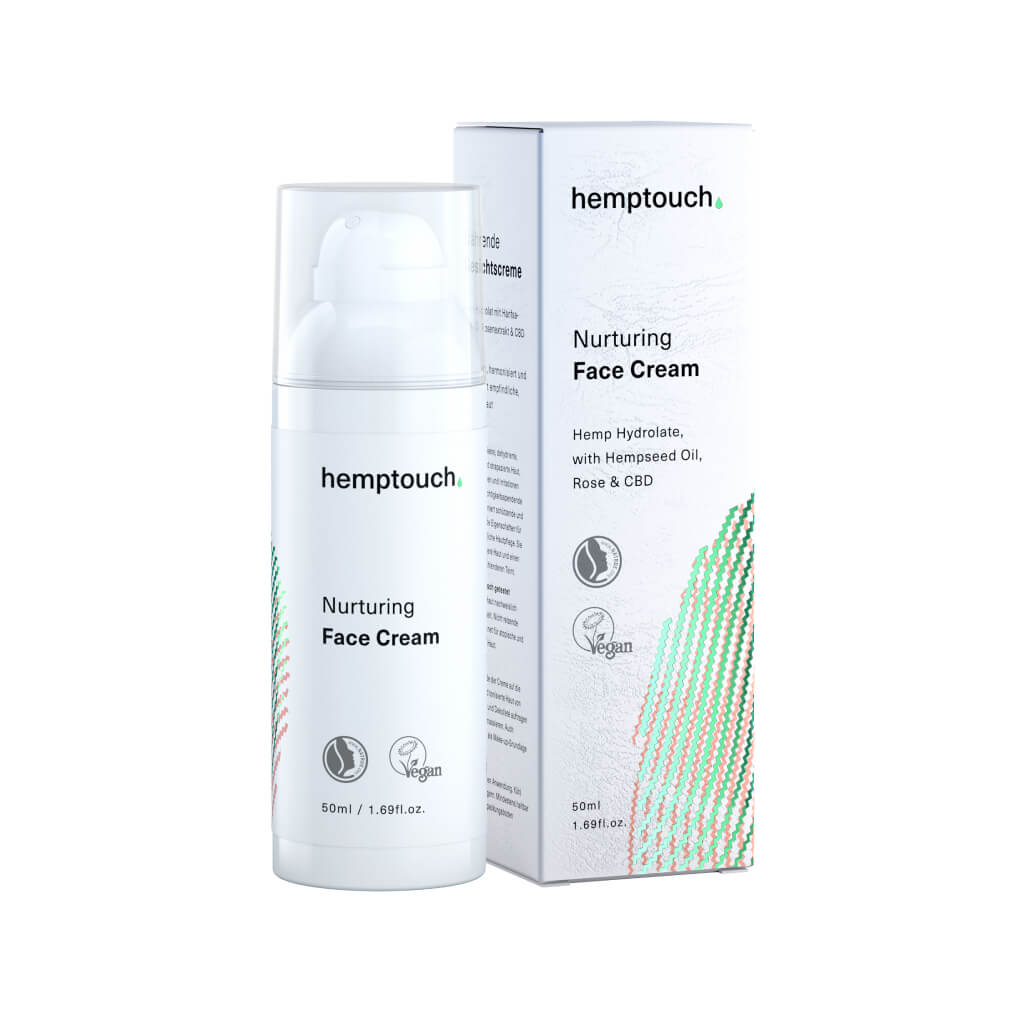Een fles Voedende gezichtscrème met CBD van Hemptouch naast de verpakking, beide geëtiketteerd en met de nadruk op hun veganistische en natuurlijke ingrediënten.