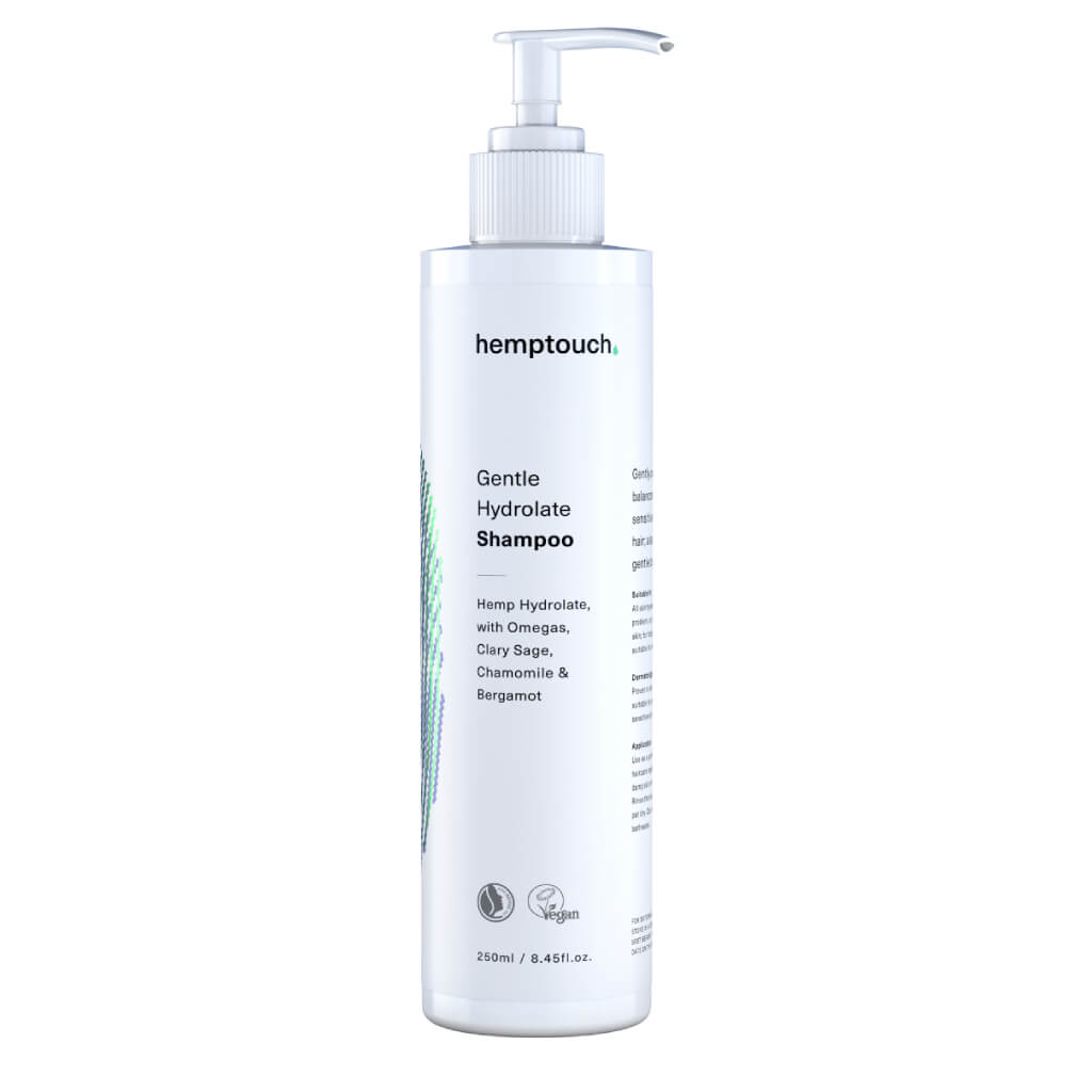 Een fles Milde Hydrolaat Shampoo en Douchegel van Hemptouch met pompdispenser, gelabeld met natuurlijke oliën en bergamot, 250 ml.